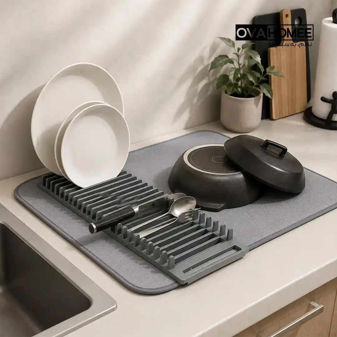 namgir-raika-kenar-sink-ashpazkhane نمگیر استند دار رایکا در کنار سینک آشپزخانه با بشقاب، کاسه و ظروف در حال خشک شدن