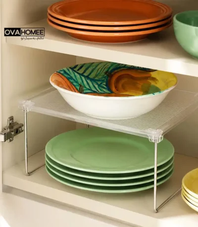 چیدمان مرتب ظروف با راف کابینت فلزی مرسه داخل کابینت آشپزخانه