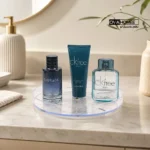 استند لوازم آرایشی گردان با چیدمان عطر، کرم و محصولات مراقبتی