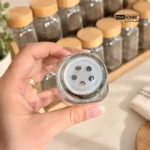 نمای نزدیک درپوش ادویه‌پاش شیشه مکارتی و استند رابر وود ۱۰ پارچه
